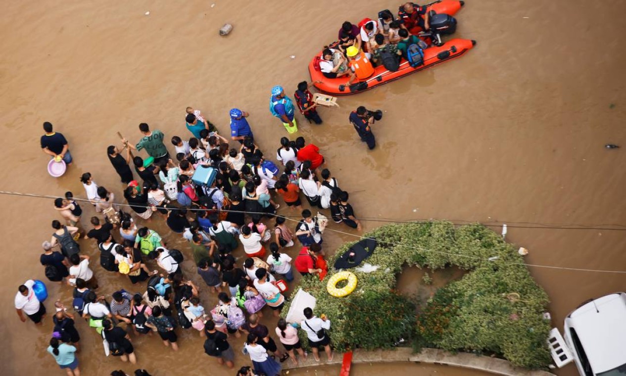 Pessoas ilhadas aguaram resgate em meio à enchente Foto: ALY SONG / REUTERS