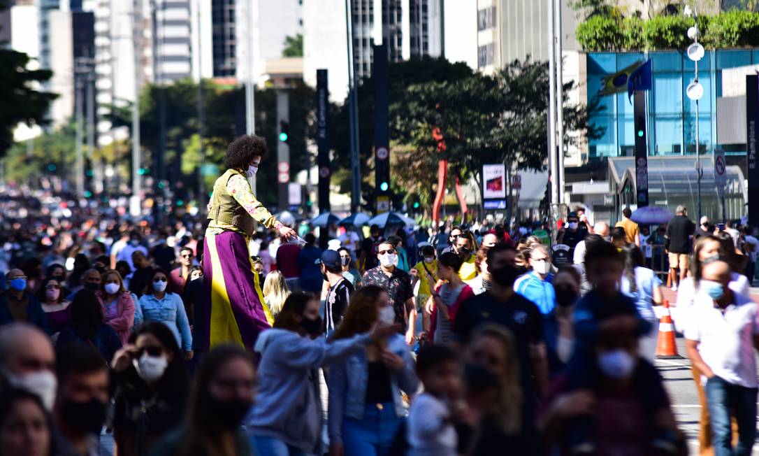 Pessoas caminham de máscara pela avenida Paulista, em São Paulo Foto: Fotoarena / Agência O Globo