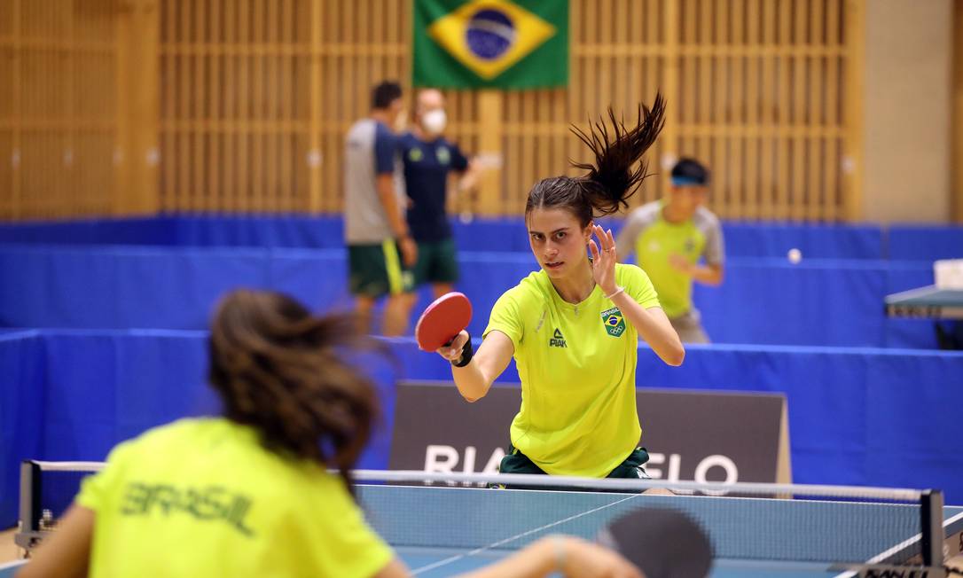 Bruna Takahashi entrenando a la selección de Brasil en Tokio.  Foto: Gaspar Nóbrega / COB / Gaspar Nóbrega / COB
