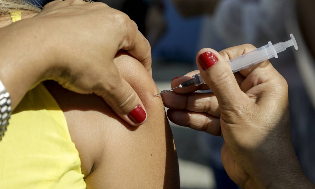 Paciente é vacinado contra a Covid-19 em Duque de Caxias Foto: Gabriel de Paiva/03.05.2021 / Agência O Globo