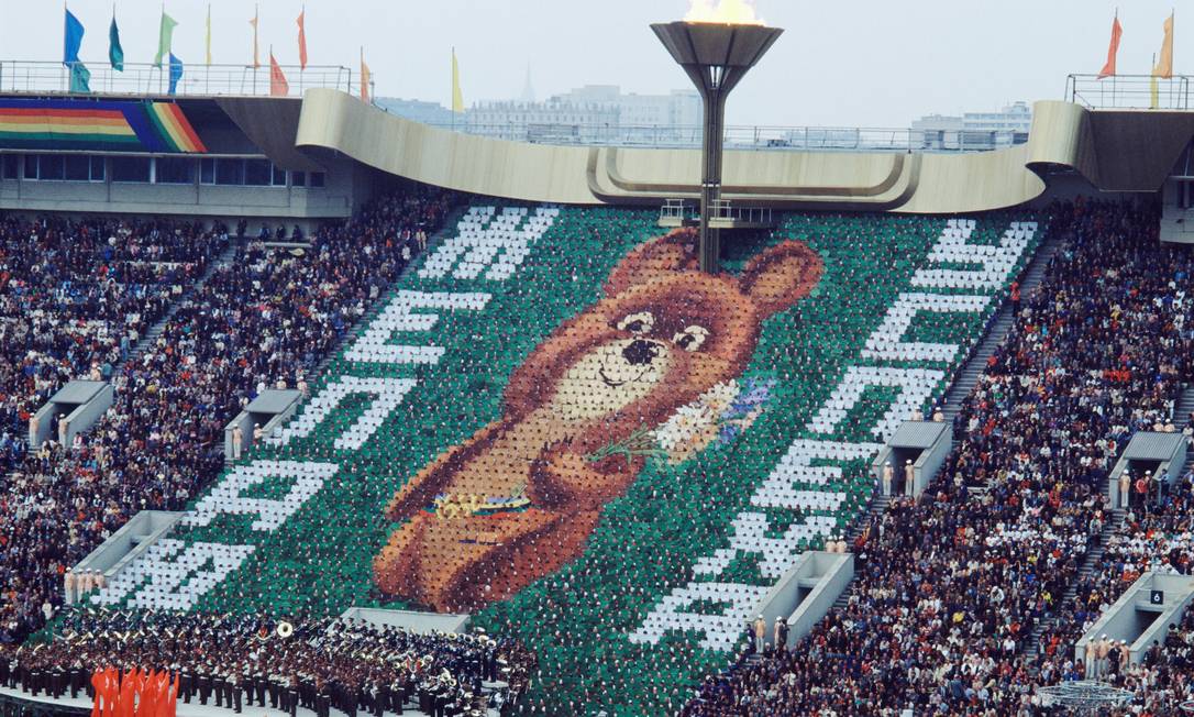 Mosaico na arquibancada simulou lágrimas do urso Misha no encerramento dos Jogos de Moscou, em 1980: em Tóquio, cerimônia de abertura ocorrerá sem público e com número reduzido de atletas Foto: Kishimoto/COI