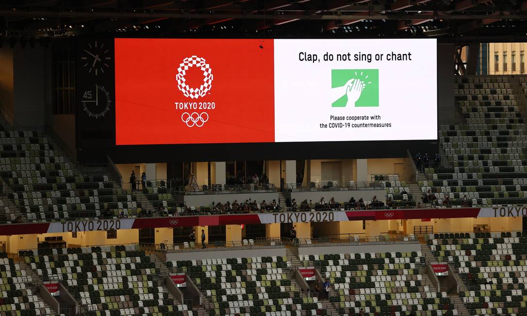 &#034;Aplauda, não cante. Por favor, celebre com medidas de segurança contra Covid-19&#034;, diz o telão do estádio Olímpico de Tóquio, antes da abertura dos Jogos Foto: FABRIZIO BENSCH / REUTERS