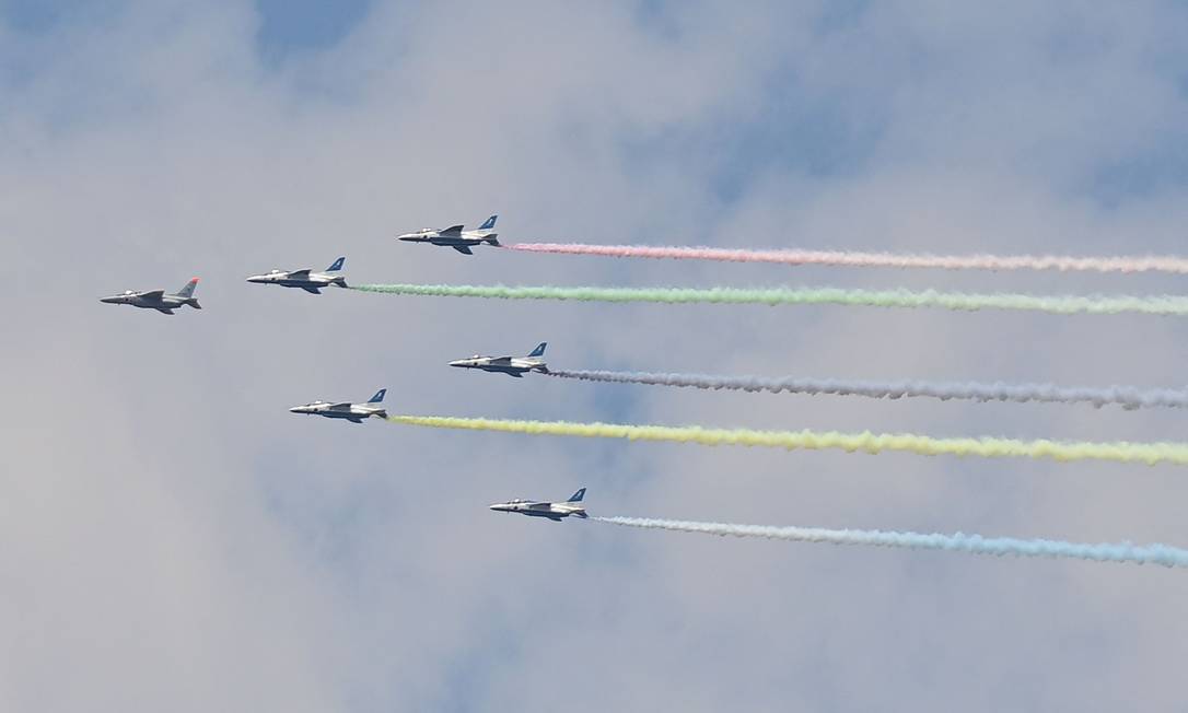 Força Aérea de do Japão faz desenha os anéis olímpicos no céu de Tóquio, antes da abertura das Olimpíadas Foto: PHILIP FONG / AFP