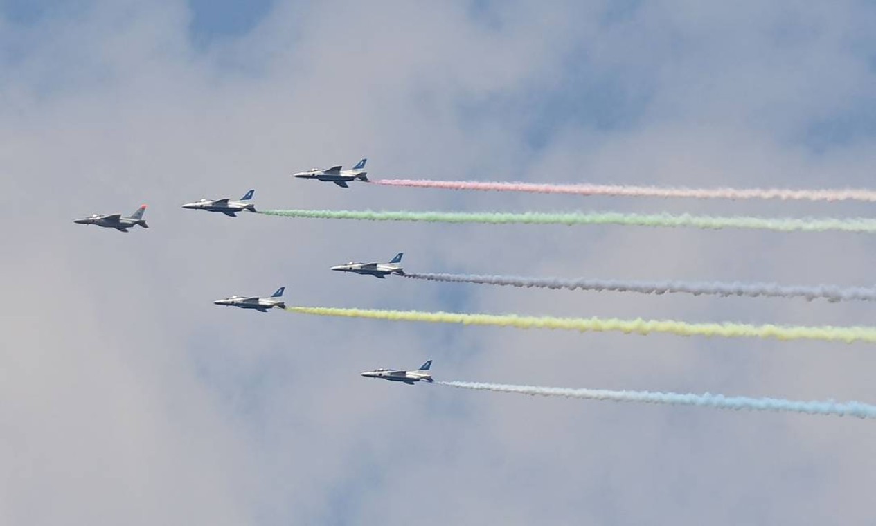 Força Aérea de do Japão faz desenha os anéis olímpicos no céu de Tóquio, antes da abertura das Olimpíadas Foto: PHILIP FONG / AFP