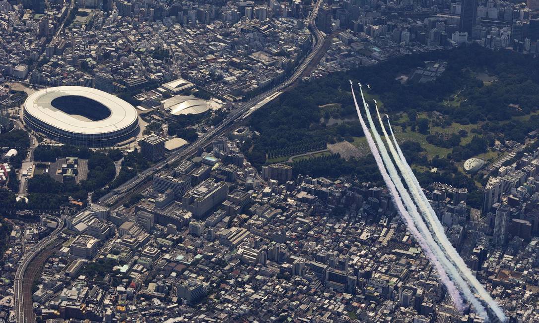 Força Aérea de do Japão faz desenha os anéis olímpicos no céu de Tóquio, antes da abertura das Olimpíadas Foto: MOTOYA TAGUCHI / AFP