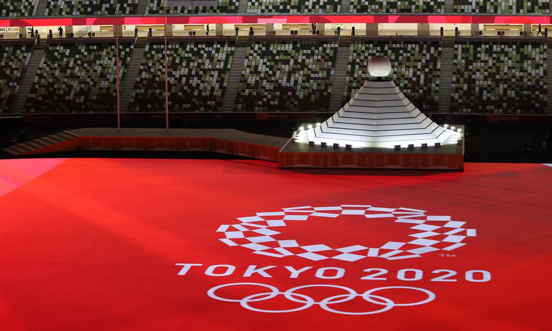 Momento em que a pira olímpica é colocada no interior do estádio, antes da abertura. Nela estão representados o Monte Fuji e o sol Foto: MARKO DJURICA / REUTERS