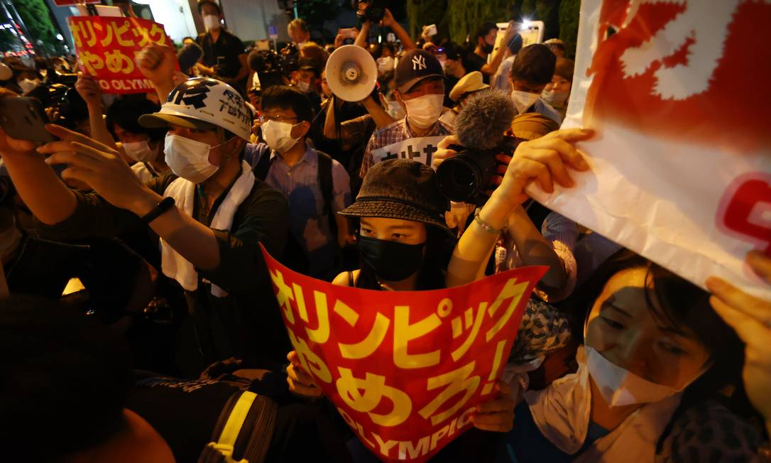 Grupo de japoneses protestam contra os Jogos em frente ao estádio olímpico de Tóquio Foto: ISSEI KATO / REUTERS