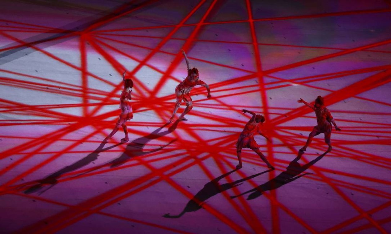 Dançarinos performam com obra da artista japonesa Chiharu Shiota, com fios vermelhos luminosos que representam os músculos que dão movimento do corpo humano Foto: LEAH MILLIS / REUTERS