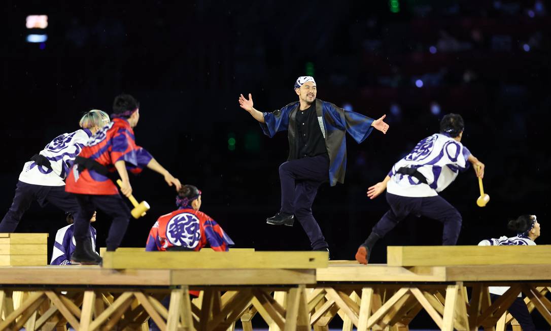 Dança celebra tradição japonesa. Bombeiros voluntários, marcantes em séculos passados, quando Tóquipo ainda se chamava Edo, e sofria com incêndios constantes devido à combinação terremoto, madeira e iluminação a combustão Foto: KAI PFAFFENBACH / REUTERS