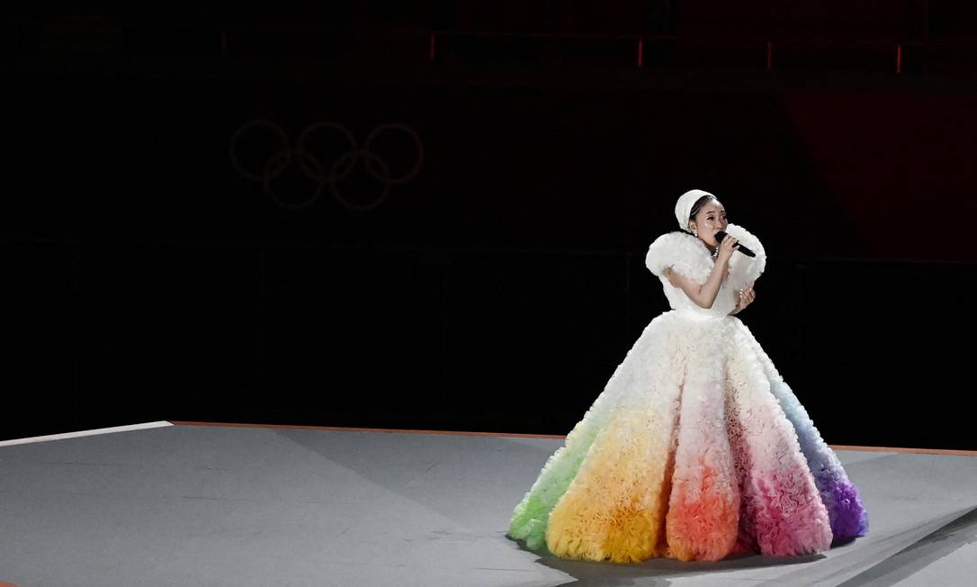 A cantora japonesa Misia canta o hino nacional japonês &#034;Kimi Ga Yo&#034; durante a abertura dos Jogos Olímpicos de Tóquio 2020, no Estádio Olímpico, em Tóquio Foto: JEWEL SAMAD / AFP