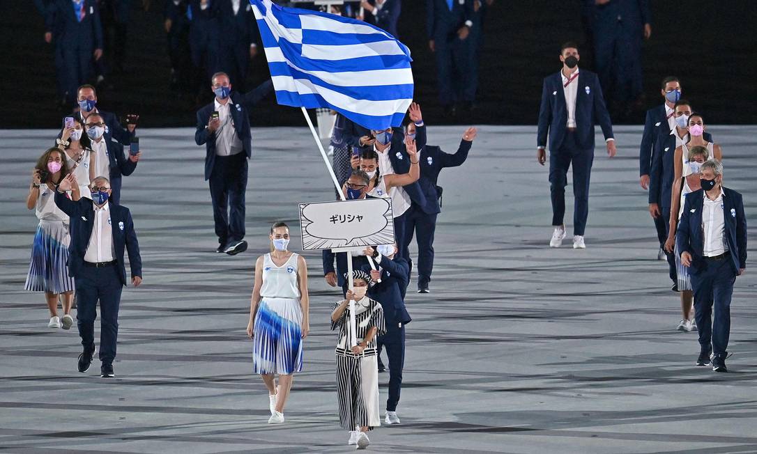 A porta-bandeira da Grécia Anna Korakaki e o porta-bandeira da Grécia Eleftherios Petrounias. A delegação da Grécia é tradicionalmente uma das primeiras a entrar Foto: BEN STANSALL / AFP