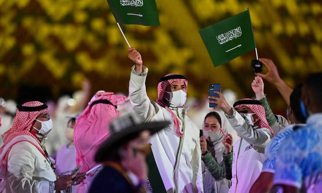 Delegação da Arábia Saudita na cerimônia de abertura da Olimpíada de Tóquio. Foto: ANDREJ ISAKOVIC / AFP