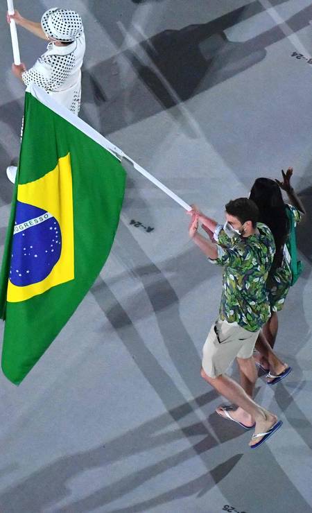 O Brasil entrou apenas com quatro atletas, usando bermuda e camisa estampada, além dos chinelos de dedo famosos em todo mundo Foto: ANTONIN THUILLIER / AFP