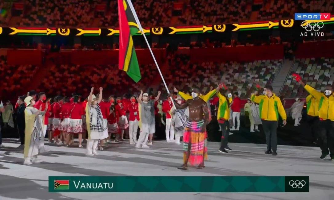 Porta-bandeira de Vanuatu, o remador Foto: Reprodução SporTV