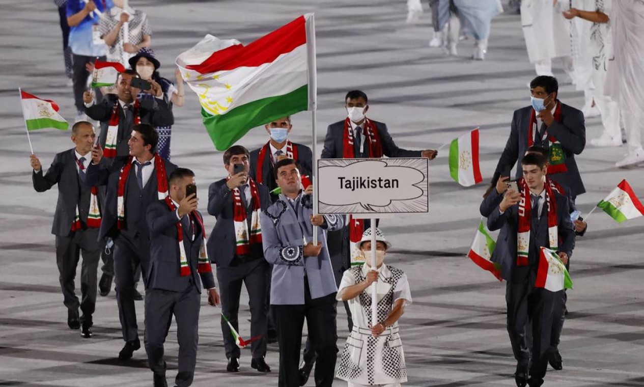 Nos Jogos marcados pela pandemia, parte da delegação do Tajiquistão desfilou sem máscaras Foto: PHIL NOBLE / REUTERS