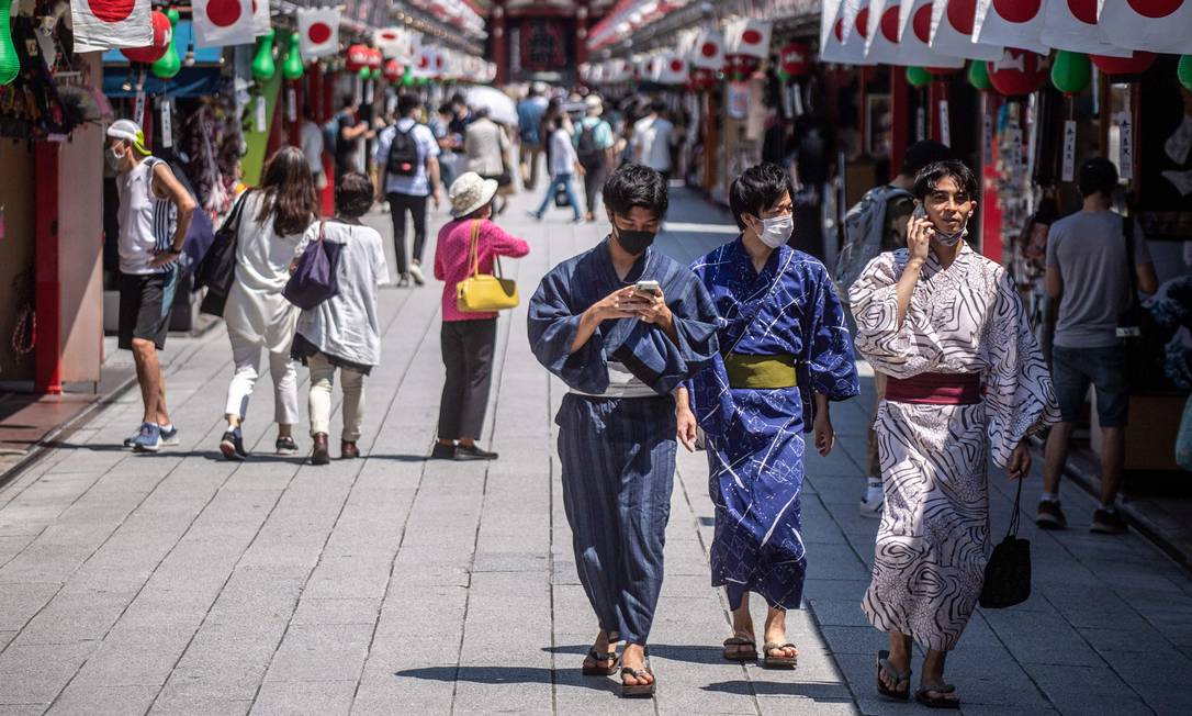 Pessoas com traje tradicional no templo Sensoji, em Tóquio Foto: PHILIP FONG / AFP
