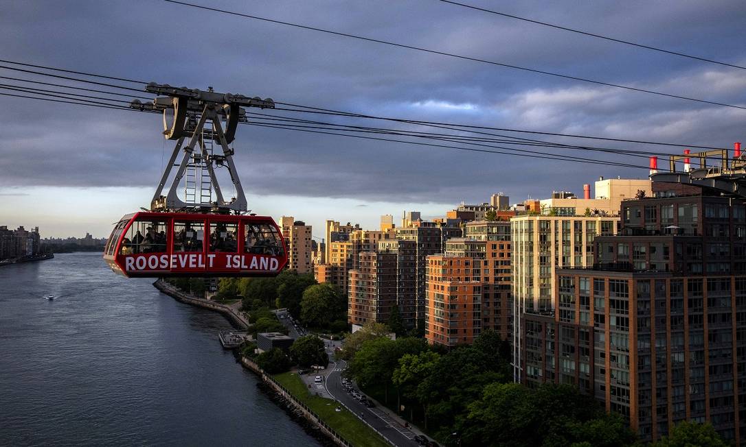 O bondinho aéreo que cruza o Rio East, ligando Manhattan à Roosevelt Foto: Dave Sanders / The New York Times