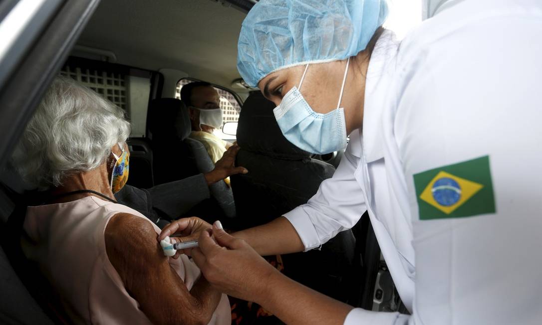 Idosa recebe vacina contra a Covid-19 no Parque Madureira Foto: Fabiano Rocha/06-02-2021 / Agência O Globo