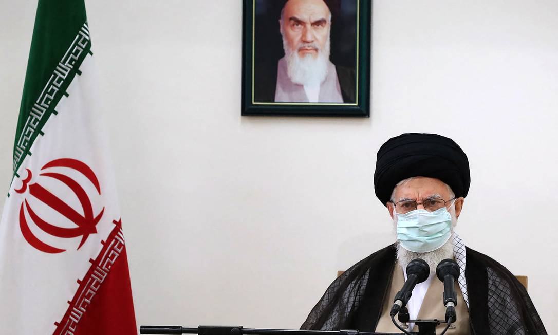 Ali Khamenei, líder supremo do Irã, em declarações nesta sexta-feira em Teerã. Minutos antes, ele recebeu a segunda dose da vacina contra a Covid-19 COVIran Barekat, produzida no país Foto: - / AFP