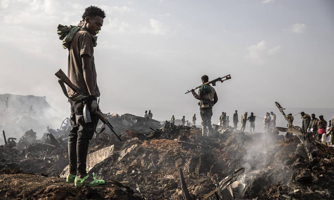 Soldados de Tigré inspecionam destroços de avião federal derrubado Foto: Finbarr O'Reilly 23-06-2021 / NYT