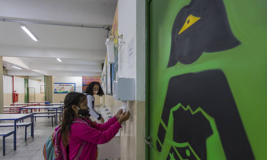 Alunos higienizam a mão na Escola estadual Dom Agnelo Cardeal Rossi, em São Paulo Foto: Edilson Dantas / Agência O Globo