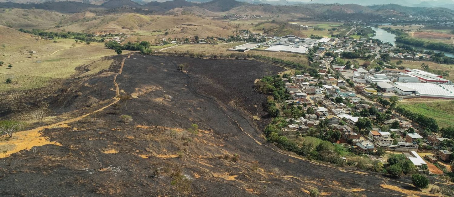 Vegetação lambida pelo fogo em morros próximos à cidade de Itaperuna, no Noroeste Fluminense Foto: Brenno Carvalho / Agência O Globo