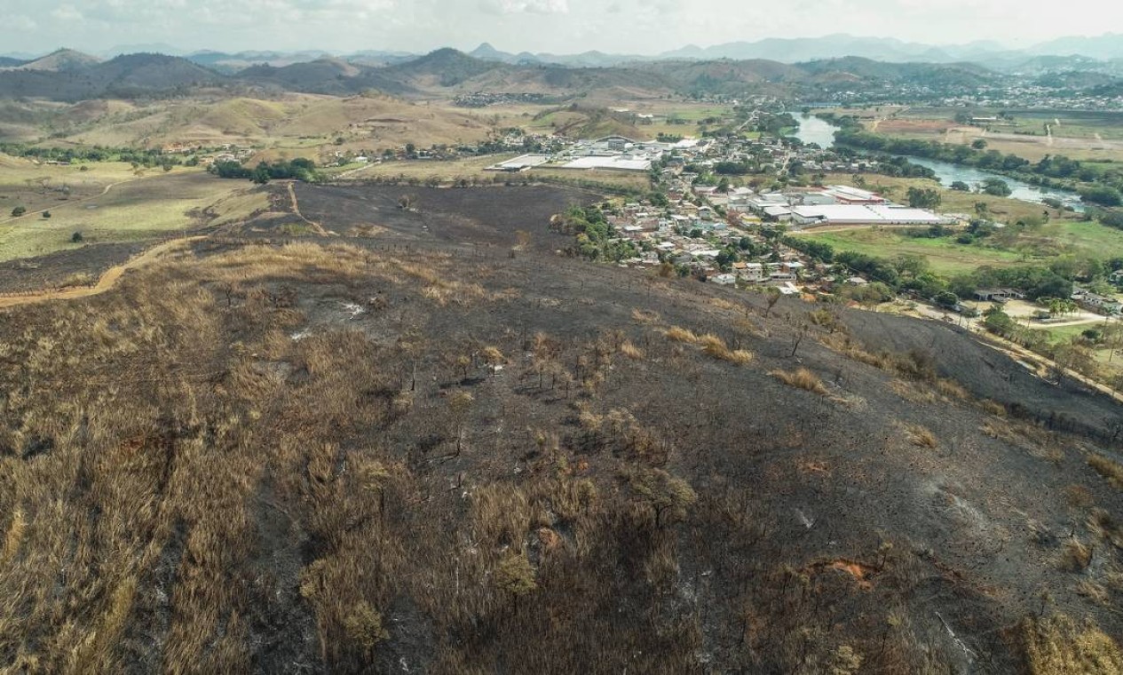 Vegetação de morro em Itaperuna foi lambida pelo fogo, próximo ao Rio Muriaé Foto: Brenno Carvalho / Agência O Globo/Brenno Carvalho