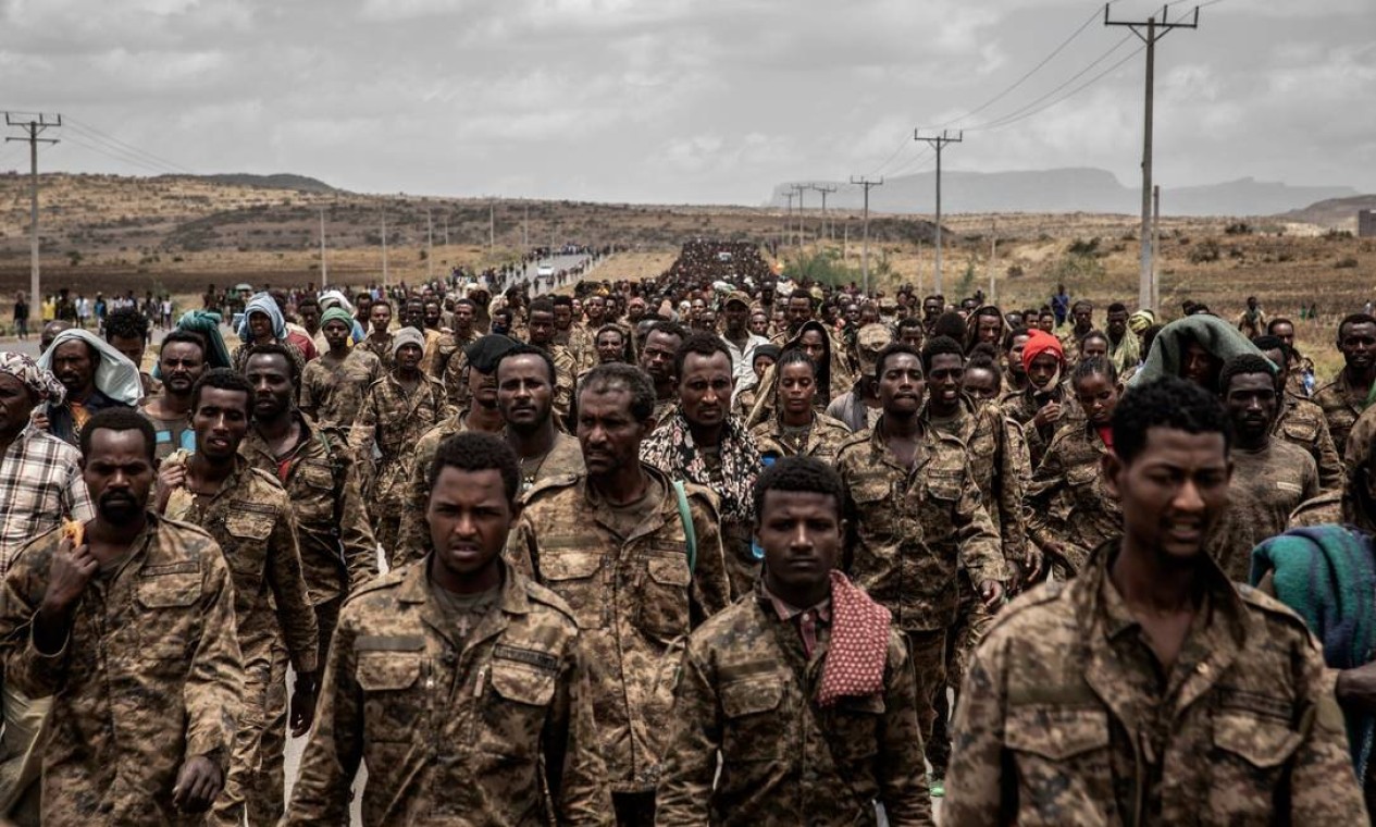 Milhares de soldados etíopes caminham em Mek'ele após serem capturados pelas forças de Tigré Foto: Finbarr O'Reilly / NYT