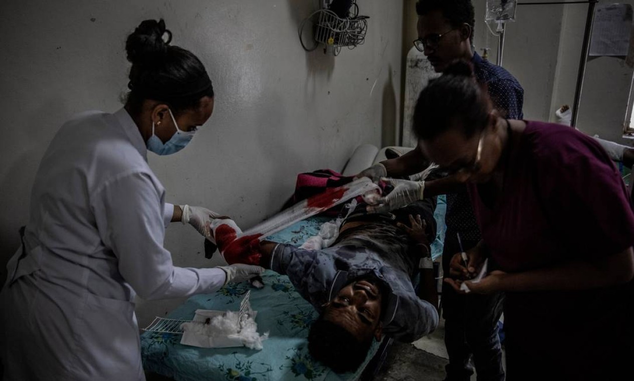 Homem recebe tratamento após ser ferido em um ataque aéreo em um supermercado na região de Tigré Foto: Finbarr O’Reilly / NYT