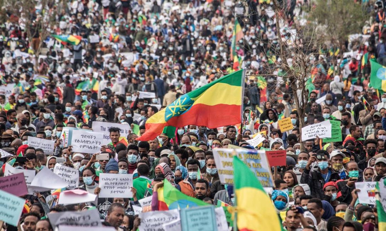 Dezenas de milhares de etíopes na capital Adis Abeba ocupam as ruas para demonstrar apoio às Forças Armadas federais contra a Frente de Libertação do Povo Tigré (FLPT) Foto: Amanuel Sileshi / AFP