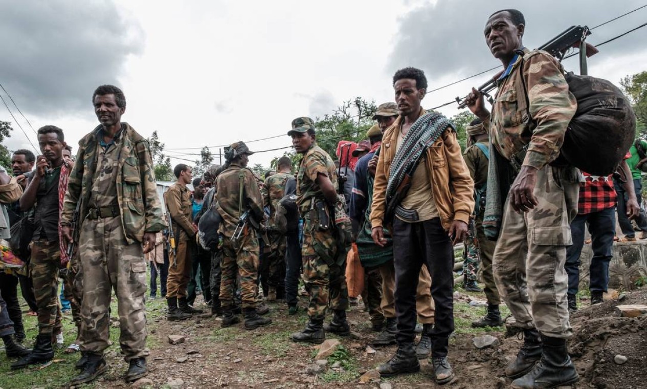 Membros da milícia amhara, aliados do governo federal, reunidos. Ao lado de tropas da Eritreia e de Adis Abeba, membros da etnia lutam contra as forças de Tigré Foto: Eduardo Soteras / AFP
