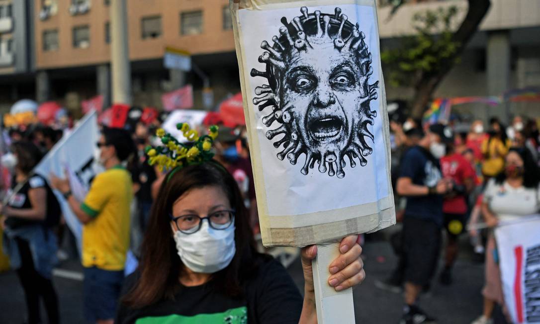 No Rio, manifestante protesta contra gestão de Bolsonaro na pandemia Foto: CARL DE SOUZA / Carl de Souza/AFP