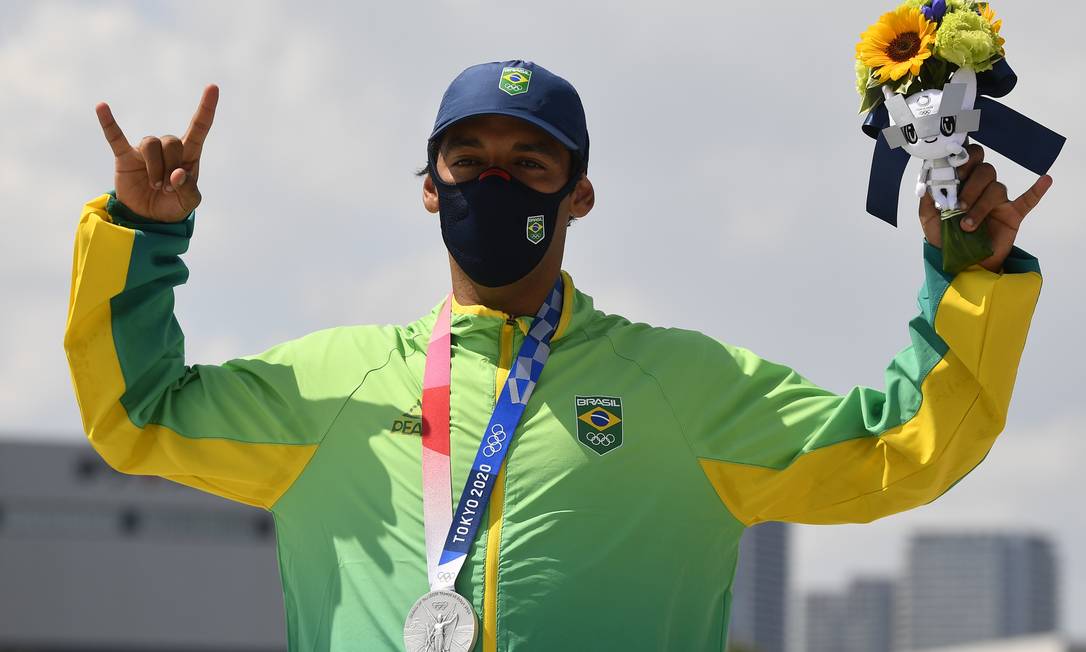 Kelvin Hoefler comemora na final olímpica do skate street: medalha de prata para o Brasil Foto: TOBY MELVILLE / REUTERS
