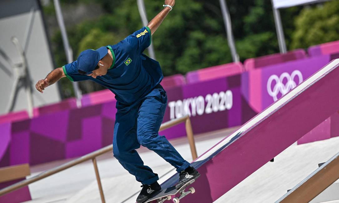 O brasileiro Kelvin Hoefler durante a conquista da medalha de prata, em Tóquio Foto: JEFF PACHOUD / AFP