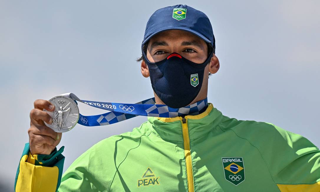 O brasileiro Kelvin Hoefler durante a conquista da medalha de prata, em Tóquio Foto: JEFF PACHOUD / AFP