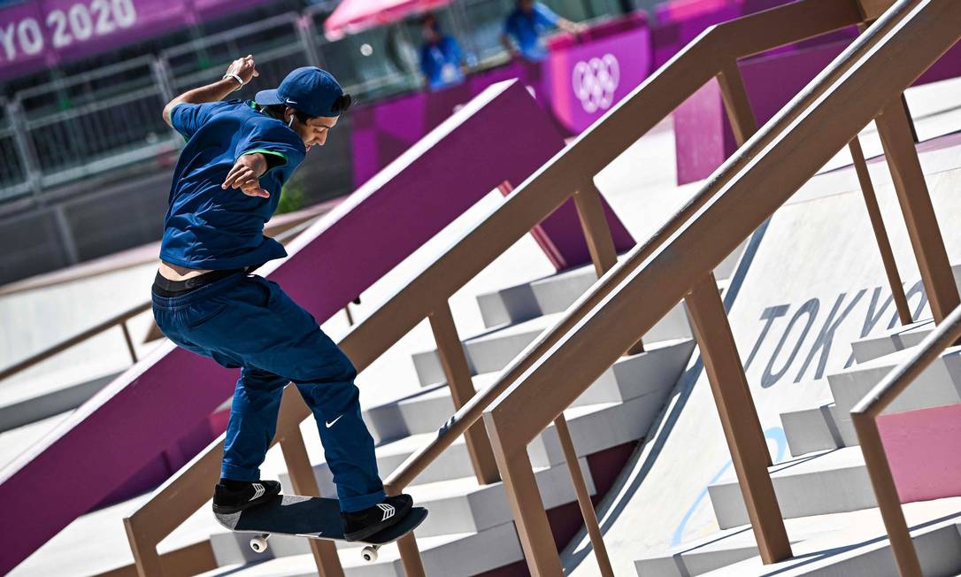 O brasileiro Kelvin Hoefler durante a conquista da medalha de prata, em Tóquio Foto: JEFF PACHOUD / AFP