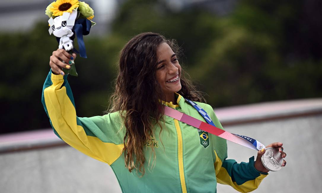 Rayssa Leal com sua medalha de prata no skate street feminino Foto: JEFF PACHOUD / AFP
