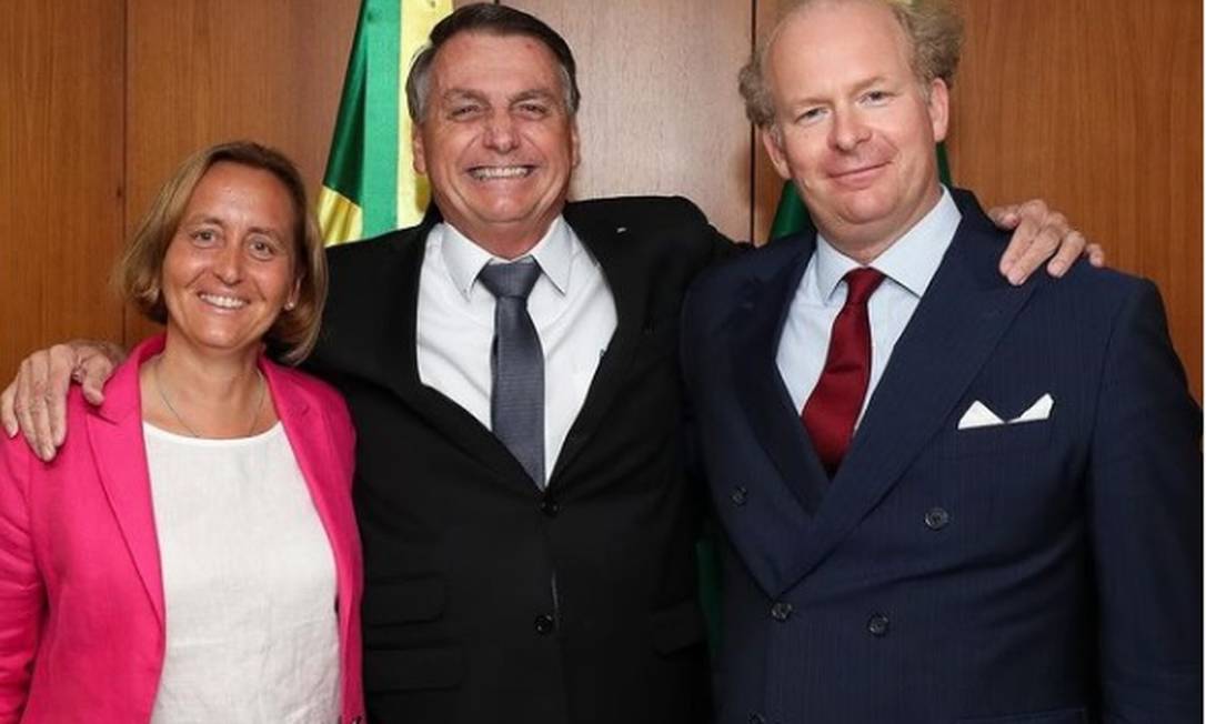 O presidente Jair Bolsonaro abraça a deputada alemã Beatrix von Storch e o marido dela, Sven von Storch Foto: Reprodução/Instagram
