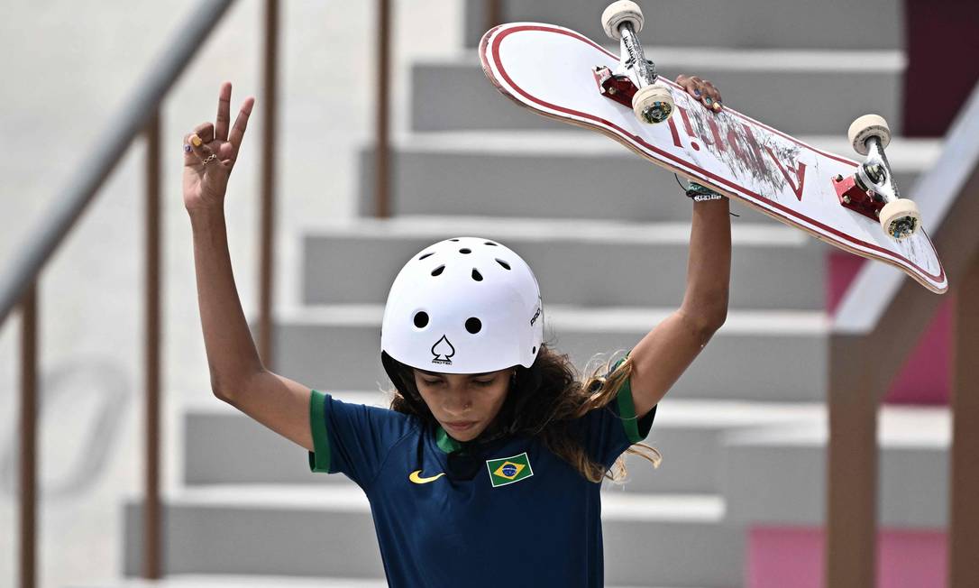 Rayssa Leal levanta o skate e comemora uma de suas manobras na final olímpica em Tóquio: brasileira conquistou a medalha de prata Foto: JEFF PACHOUD / AFP