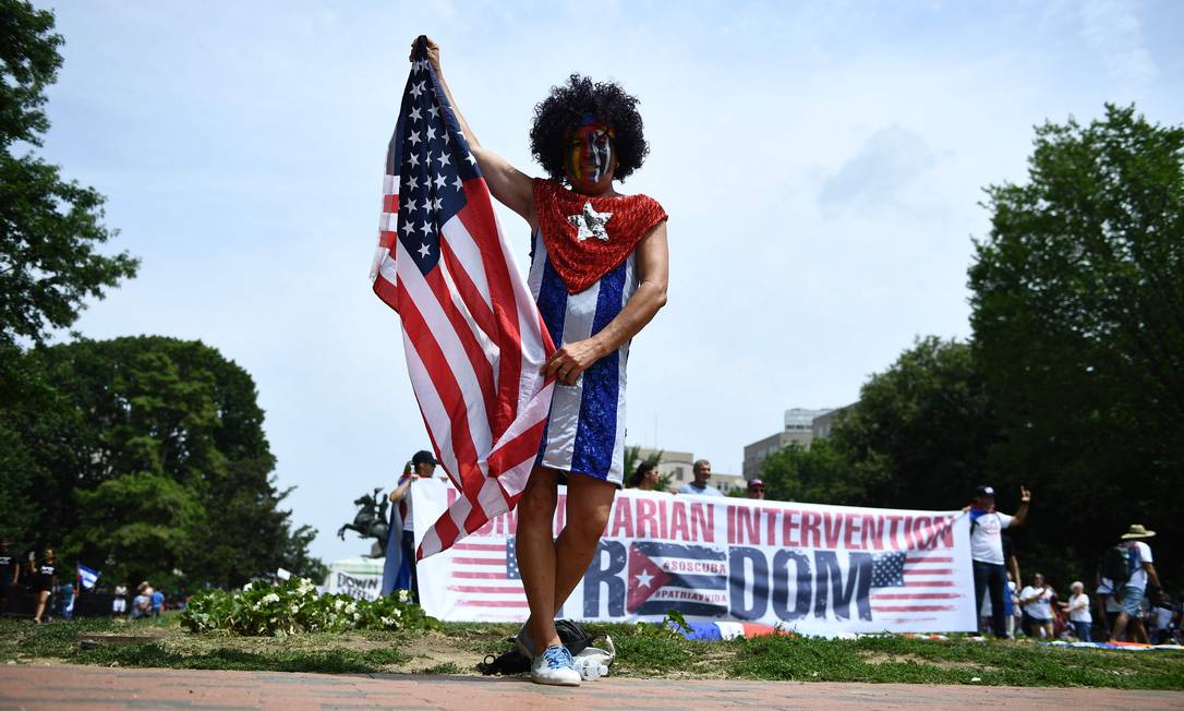 Manifestantes pedem liberdade ao povo cubano perto da Casa Branca, em Washington Foto: BRENDAN SMIALOWSKI / AFP