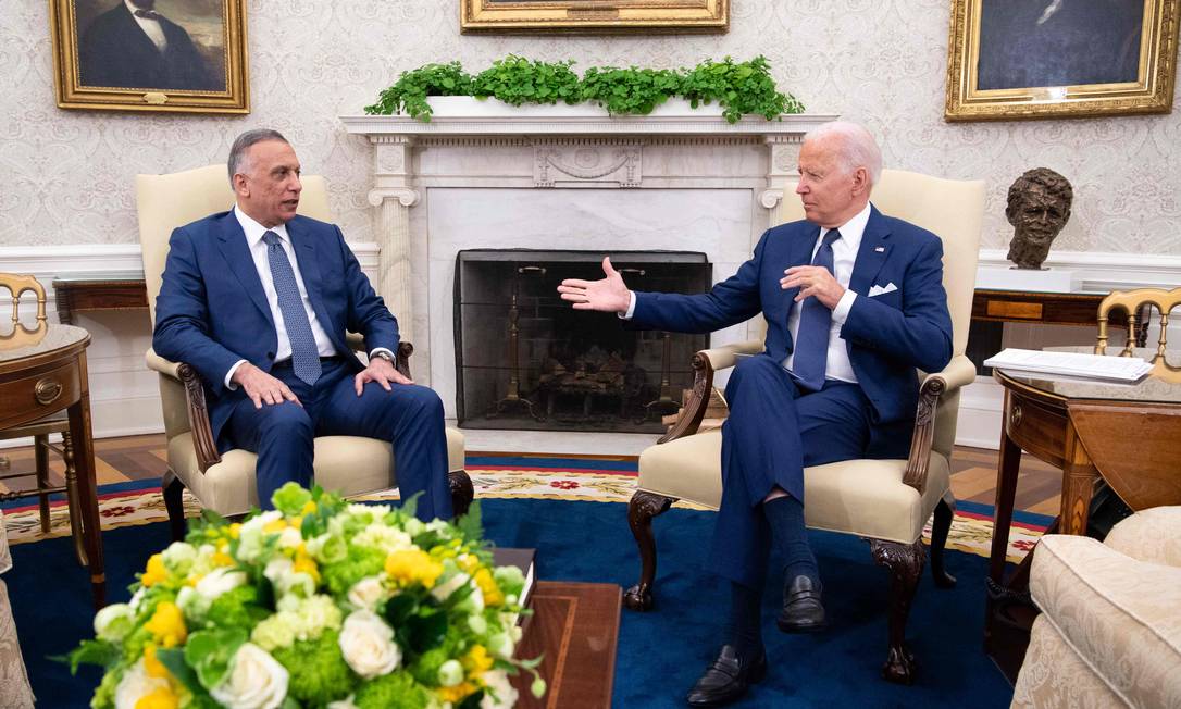 Presidente dos EUA, Joe Biden (D), ao lado do premier do Iraque, Mustafa al-Kadhimi, na Casa Branca Foto: SAUL LOEB / AFP