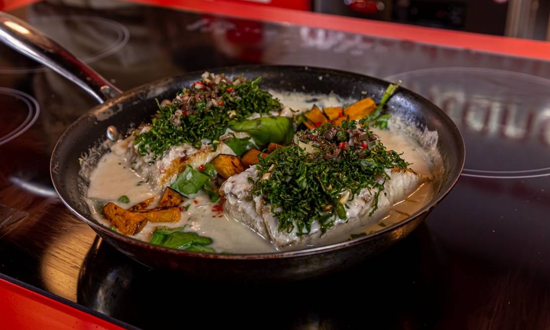 Peixe branco em leite de castanha de caju: pescada à moda do chef Foto: Divulgação