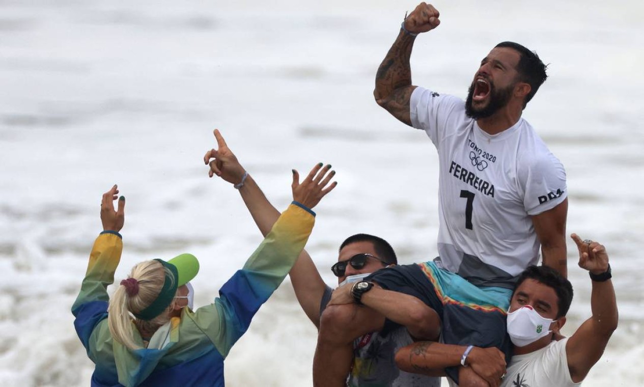 Italo celebra o primeiro ouro da história do surfe Foto: YUKI IWAMURA / AFP