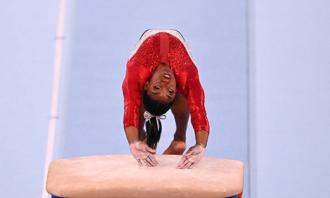 Simone Biles em sua única apresentação na final por equipes. Foto: MARTIN BUREAU / AFP