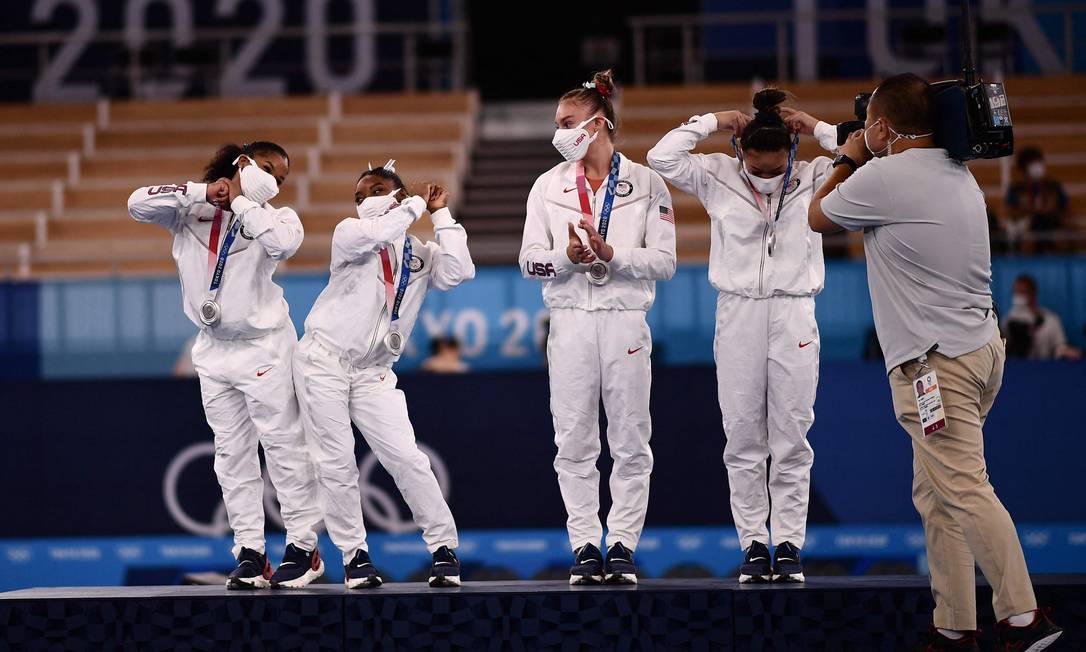 Biles no pódio com a equipe americana de ginástica, que ganhou a prata. Foto: LOIC VENANCE / AFP