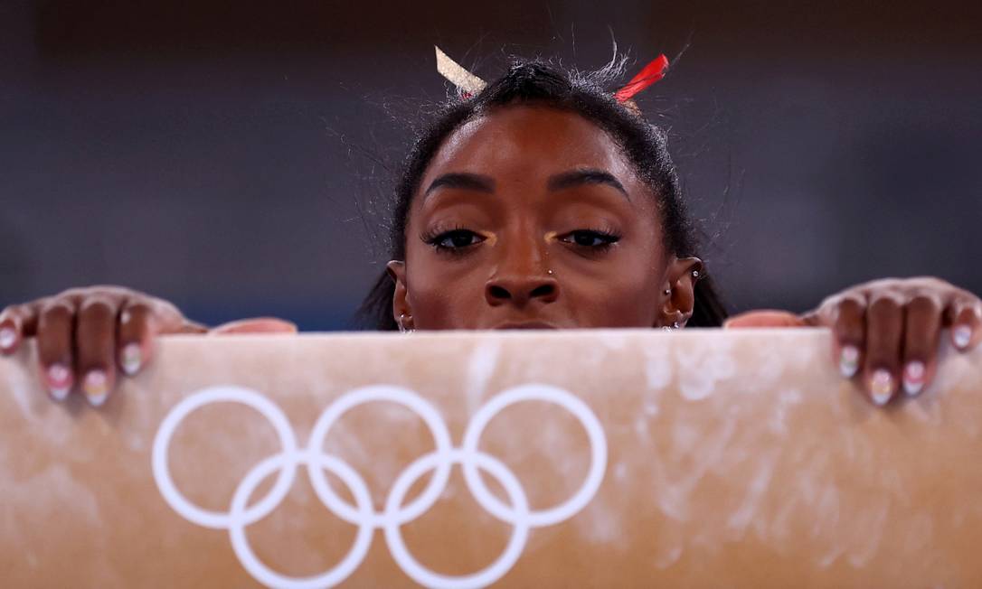 Biles se preparando para iniciar sua apresentação nas classificatórias da barra de equilibrio. Foto: MIKE BLAKE / REUTERS