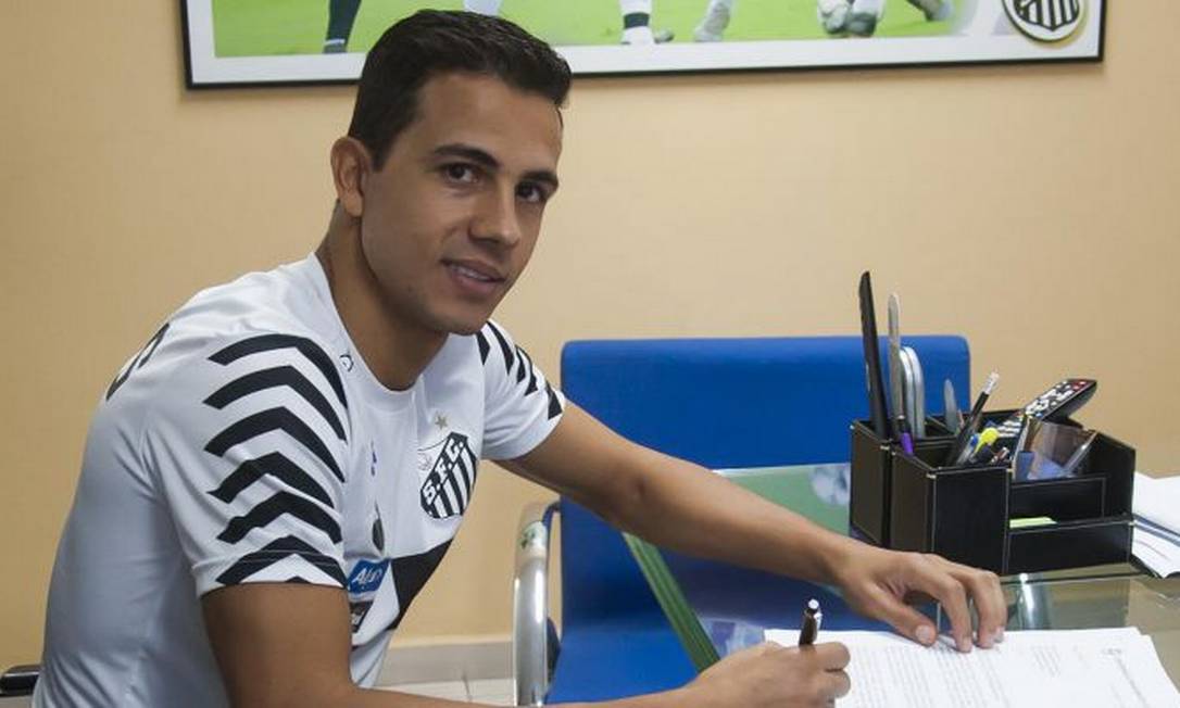 Após poucos meses de contrato, o atacante Nilmar deixou o Santos, há quatro anos, ao se ver acometido por uma crise de depressão. Foto: Ivan Storti / Divulgação