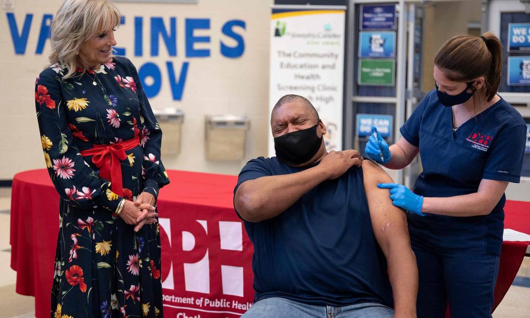 Observado pela primeira-dama, Jill Biden, homem é vacinado em escola de Savannah, na Geórgia Foto: JIM WATSON / AFP/8-9-21