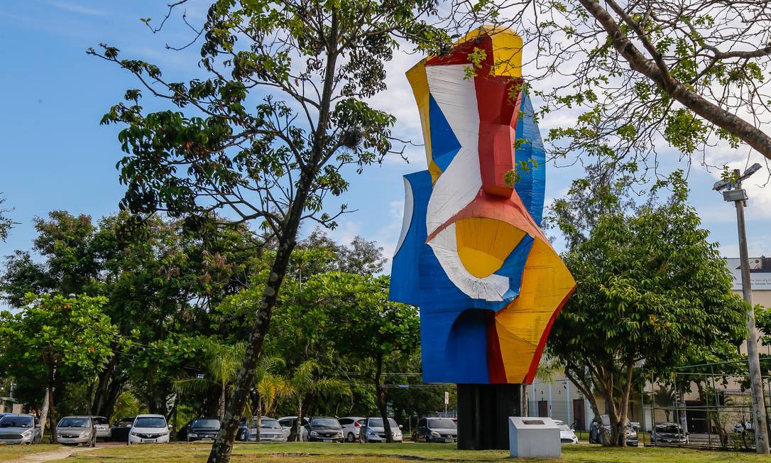 Escultura de Burle Marx no Recreio tem 11 metros de altura. Foto: Marcelo Régua / Agência O Globo