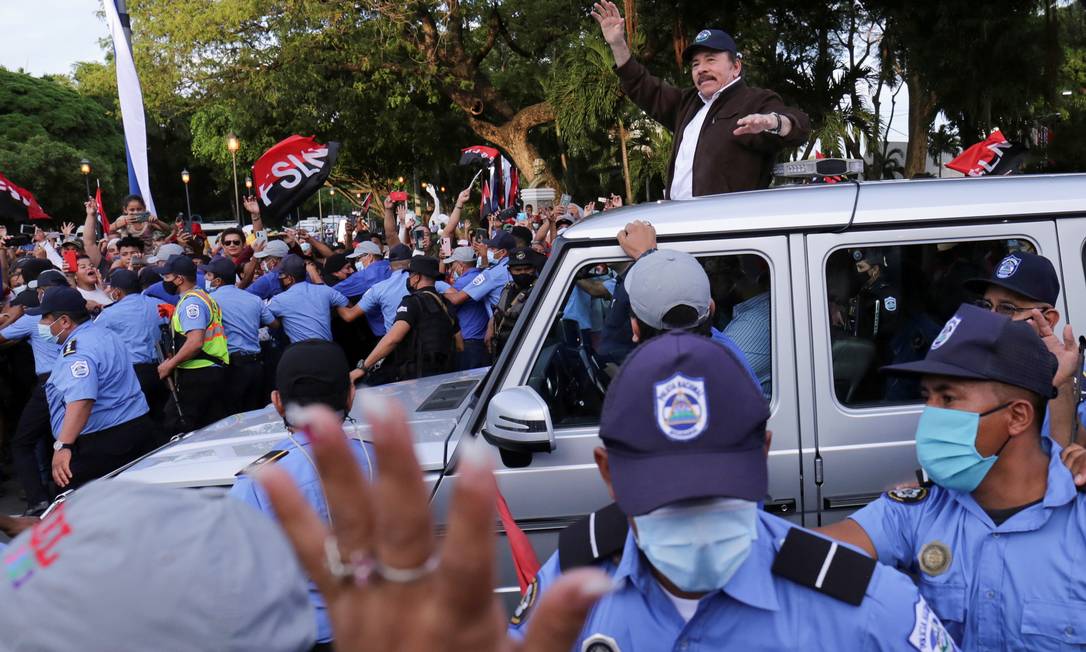 O presidente Daniel Ortega acena a apoiadores em Manágua Foto: STRINGER / REUTERS